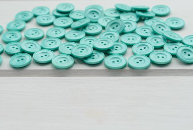 ahşap bir zemin üzerine yeşil düğme