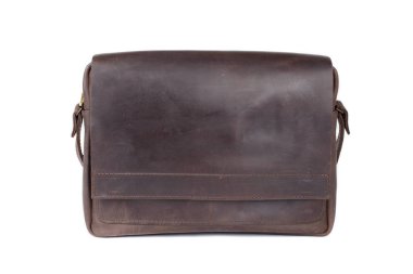 Beyaz arka planda deri çanta.