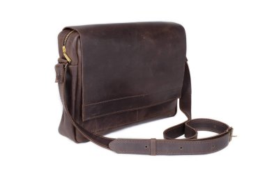 Beyaz arka planda deri çanta.