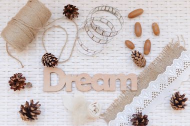 Koniler, meşe palamudu ve bir ip ile çalışma alanı