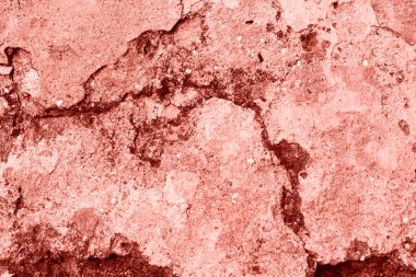 Çizik ve çatlaklarla dolu bir duvar parçası.