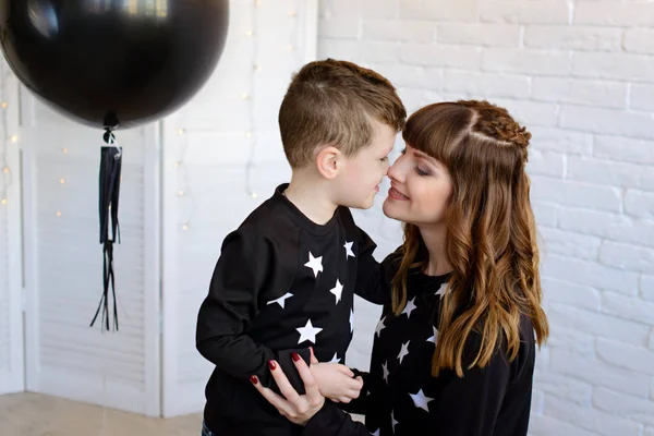 Mãe e filho em um estilo de moda — Fotografia de Stock