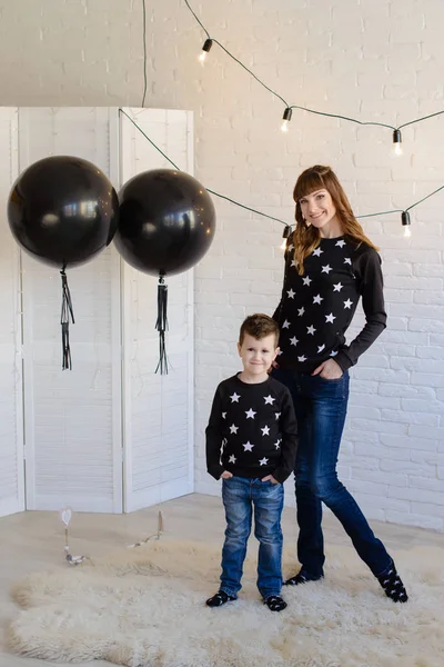 Mãe e filho em um estilo de moda — Fotografia de Stock