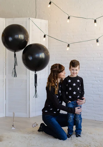 Mãe e filho em um estilo de moda — Fotografia de Stock