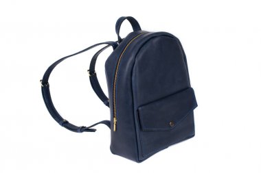 Beyaz arka planda deri çanta.