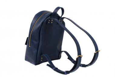 Beyaz arka planda deri çanta.