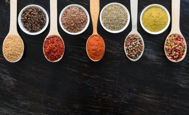 Tahta kaşıklarda çeşitli baharatlar.