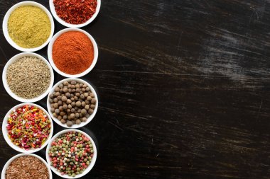 Tahta kaşıklarda çeşitli baharatlar.