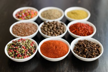 Tahta kaşıklarda çeşitli baharatlar.