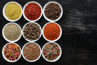 Tahta kaşıklarda çeşitli baharatlar.