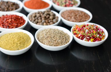 Tahta kaşıklarda çeşitli baharatlar.