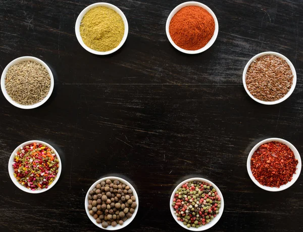 Tahta kaşıklarda çeşitli baharatlar.