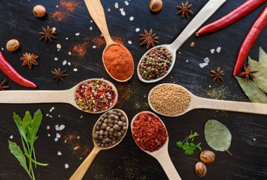 Tahta kaşıklarda çeşitli baharatlar.