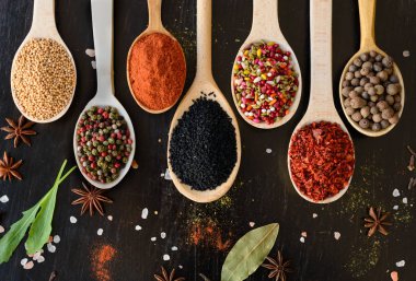 Tahta kaşıklarda çeşitli baharatlar.