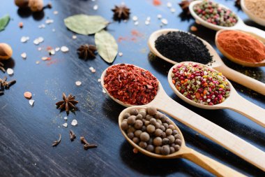 Tahta kaşıklarda çeşitli baharatlar.