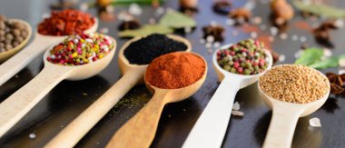 Tahta kaşıklarda çeşitli baharatlar.
