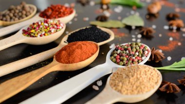 Tahta kaşıklarda çeşitli baharatlar.