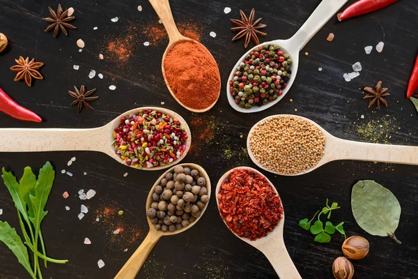 Tahta kaşıklarda çeşitli baharatlar.