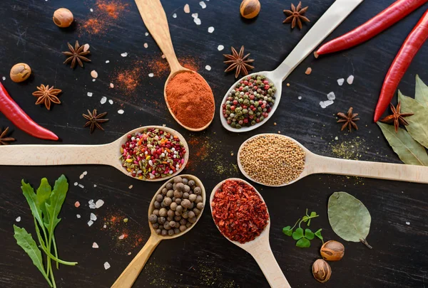 Tahta kaşıklarda çeşitli baharatlar.