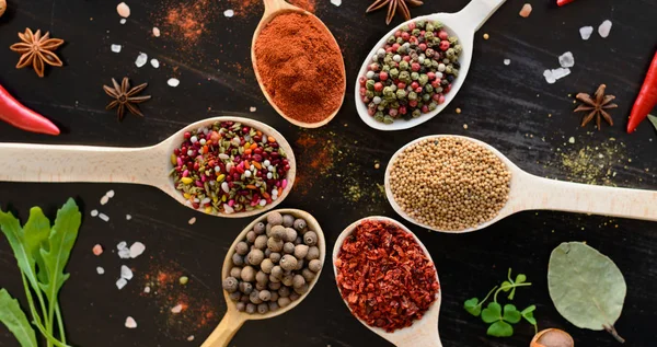 Tahta kaşıklarda çeşitli baharatlar.