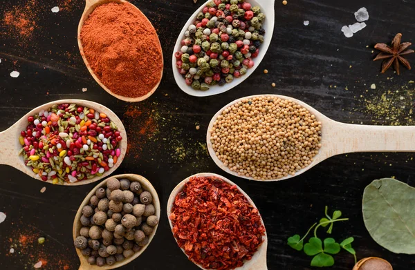 Tahta kaşıklarda çeşitli baharatlar.