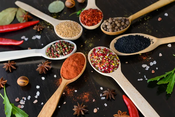 Tahta kaşıklarda çeşitli baharatlar.