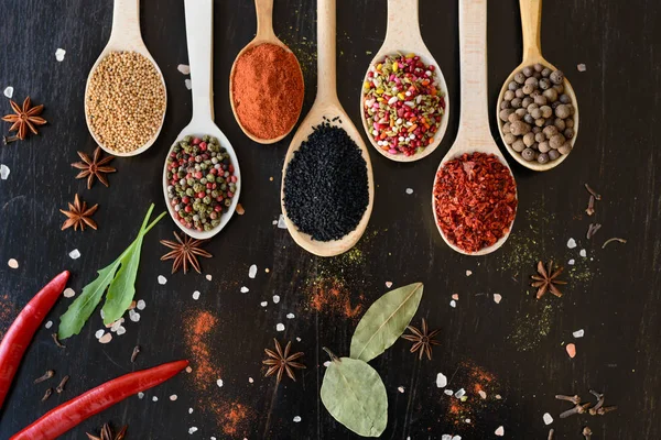 Tahta kaşıklarda çeşitli baharatlar.