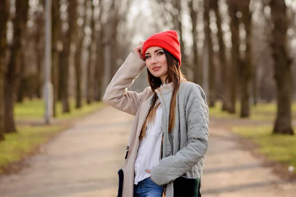 Hermosa chica en una gorra roja —  Fotos de Stock