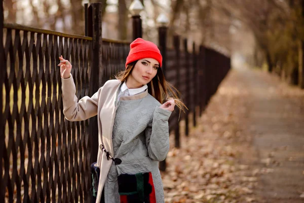 Hermosa chica en una gorra roja — Foto de Stock