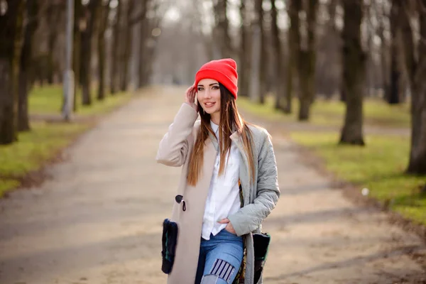 Hermosa chica en una gorra roja —  Fotos de Stock