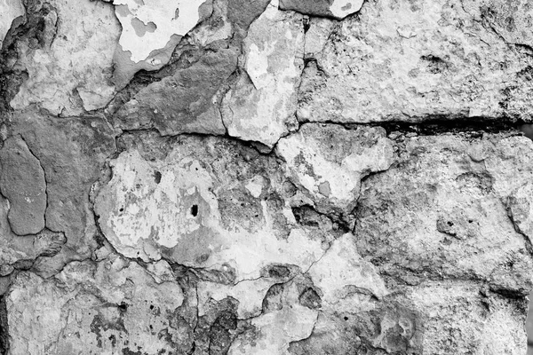 Фрагмент стены с истощением и трещинами — стоковое фото