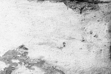 Çizik ve çatlaklarla dolu bir duvar parçası.