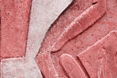 Çizik ve çatlaklarla dolu bir duvar parçası.