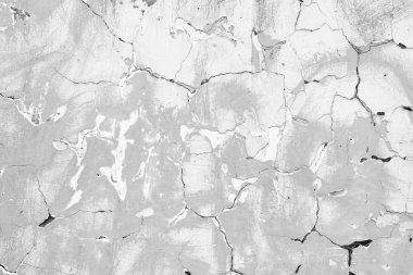 Çizik ve çatlaklarla dolu bir duvar parçası.