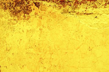 Çizik ve çatlaklarla dolu bir duvar parçası.