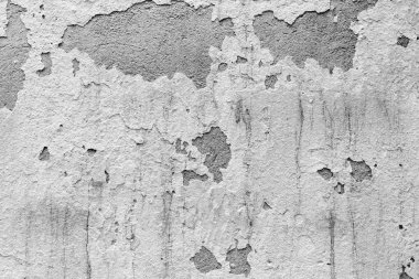 Çizik ve çatlaklarla dolu bir duvar parçası.