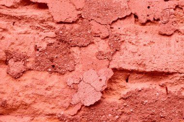 Çizik ve çatlaklarla dolu bir duvar parçası.