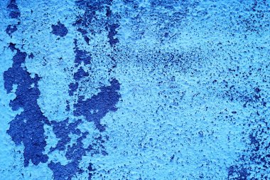 Çizik ve çatlaklarla dolu bir duvar parçası.