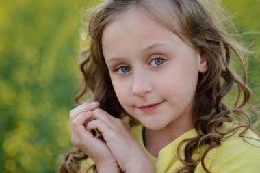 Sarı elbiseli güzel kız