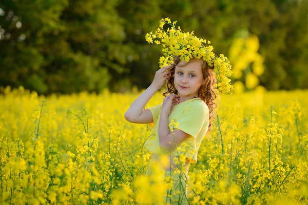 Den vackra flickan i en gul klänning — Stockfoto