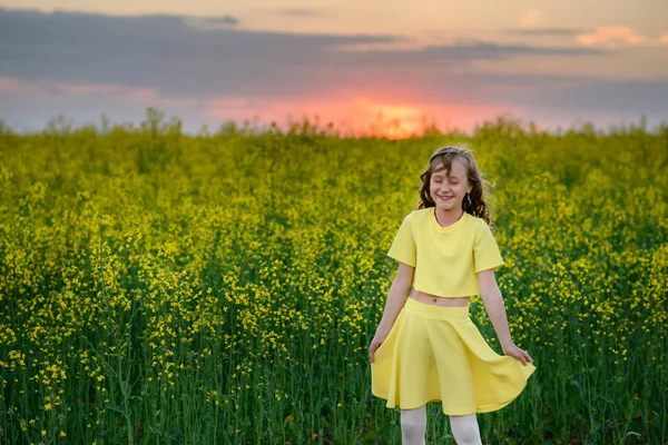 Das schöne Mädchen im gelben Kleid — Stockfoto
