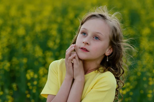 Het mooie meisje in een gele jurk — Stockfoto
