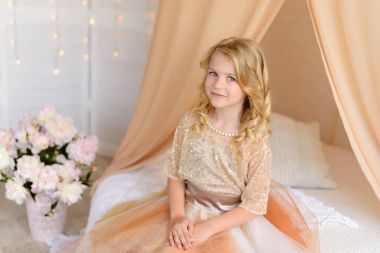 Bir stüdyoda güzel kız