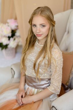 Bir stüdyoda güzel kız