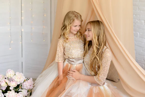 Dos chicas hermosas en un estudio. Llevan vestidos hermosos y ligeros — Foto de Stock