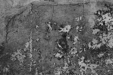 Çizik ve çatlaklarla dolu bir duvar parçası.