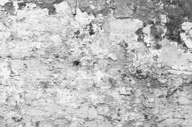 Çizik ve çatlaklarla dolu bir duvar parçası.