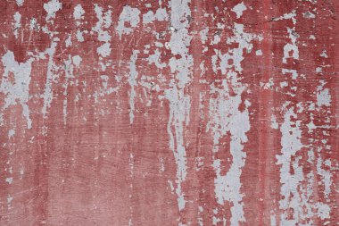 Çizik ve çatlaklarla dolu bir duvar parçası.