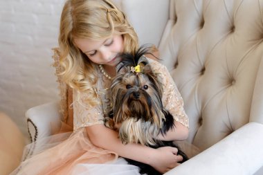 Bir stüdyoda güzel kız