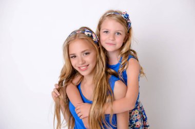 Stüdyoda iki güzel kız